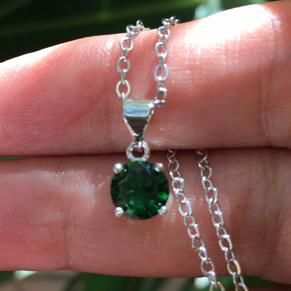 Emerald green crystal silver plated pendant chain - Picture 4 of 7